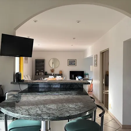 Maison Arromanches: Spacious 5-bedroom With Garden, Near Villa