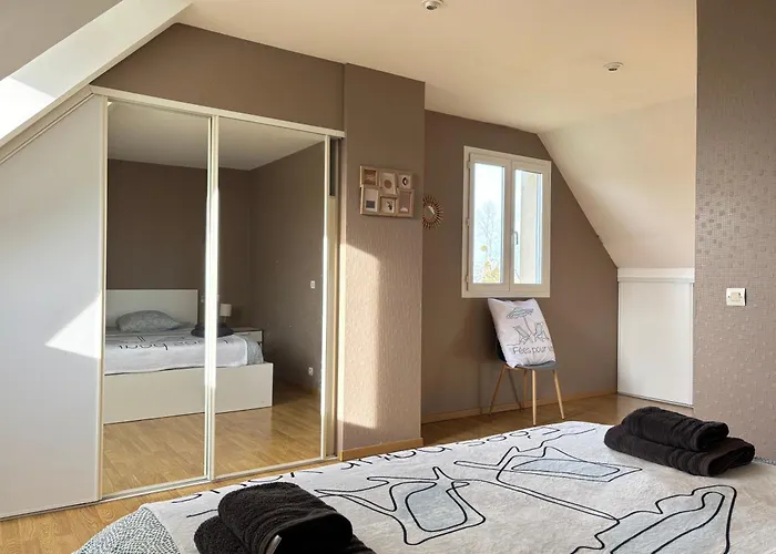 Maison Arromanches: Spacious 5-bedroom With Garden, Near Villa