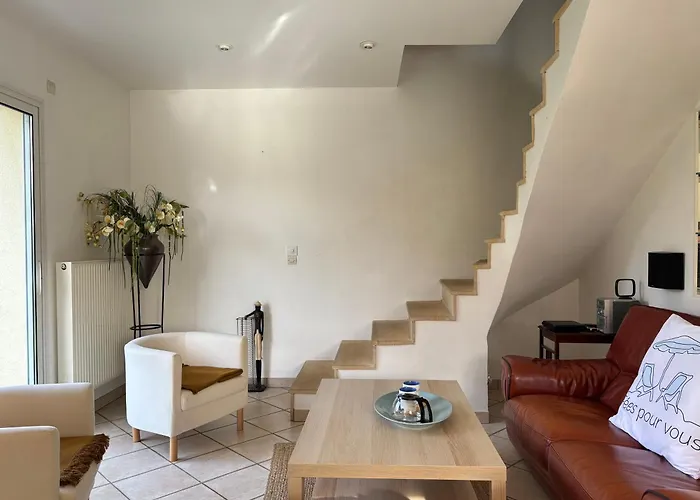 Maison Arromanches: Spacious 5-bedroom With Garden, Near