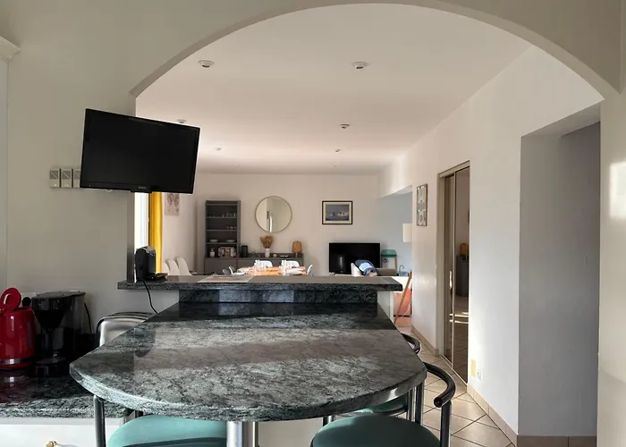 Maison Arromanches: Spacious 5-bedroom With Garden, Near Villa